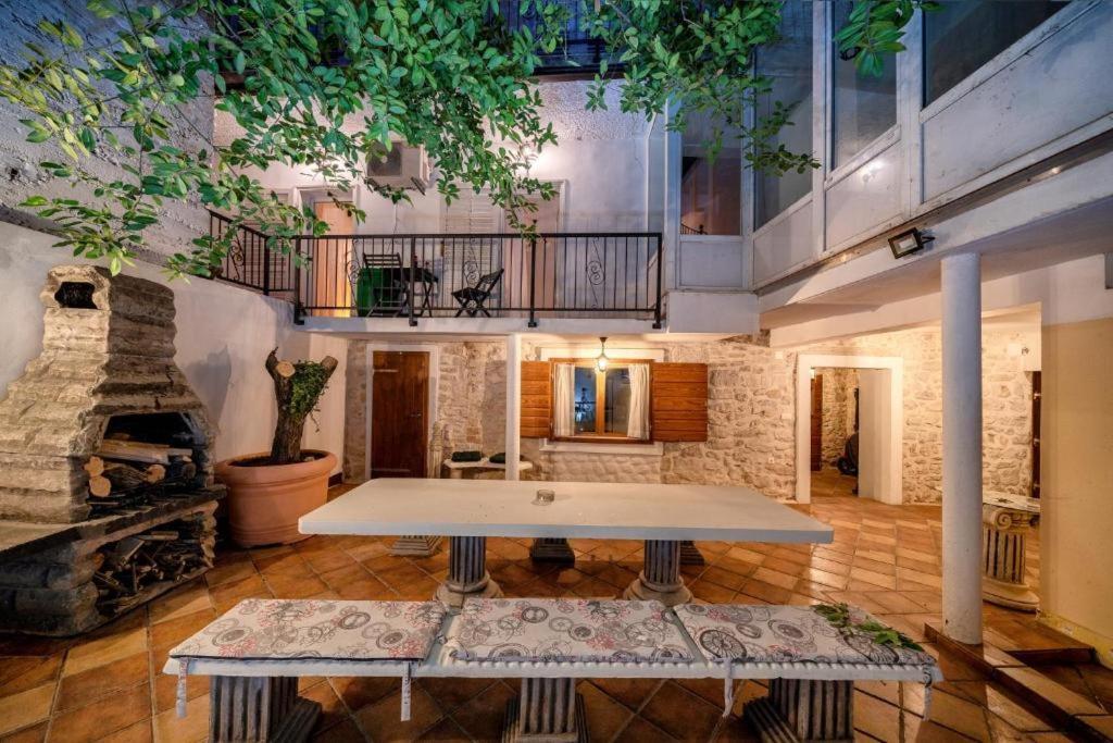 Heritage Residence In Center With Pool- Apartments Vodice Extérieur photo